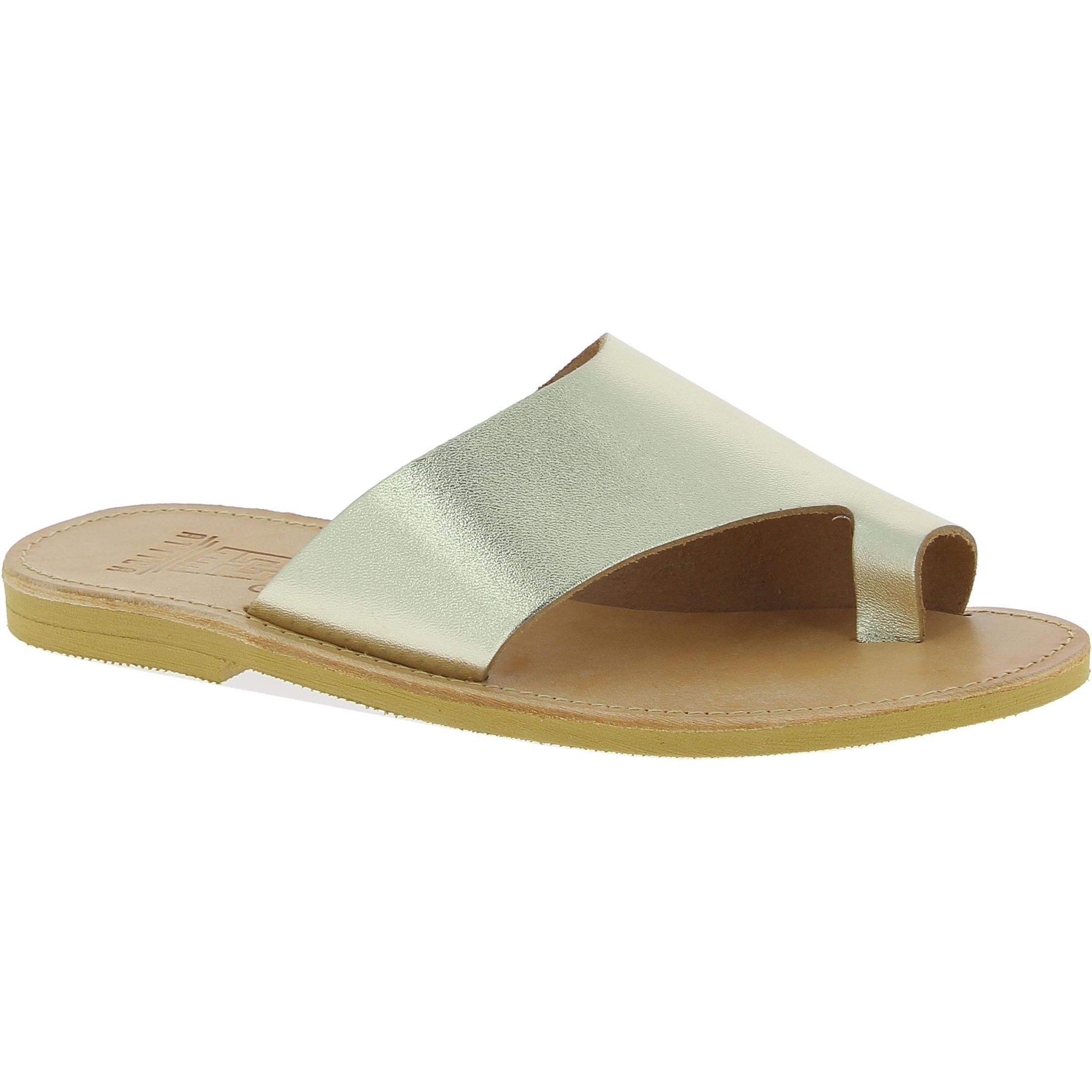 Handgefertigte Slip-On Tanga sandalen für Damen aus gold laminiertem Kalbs leder