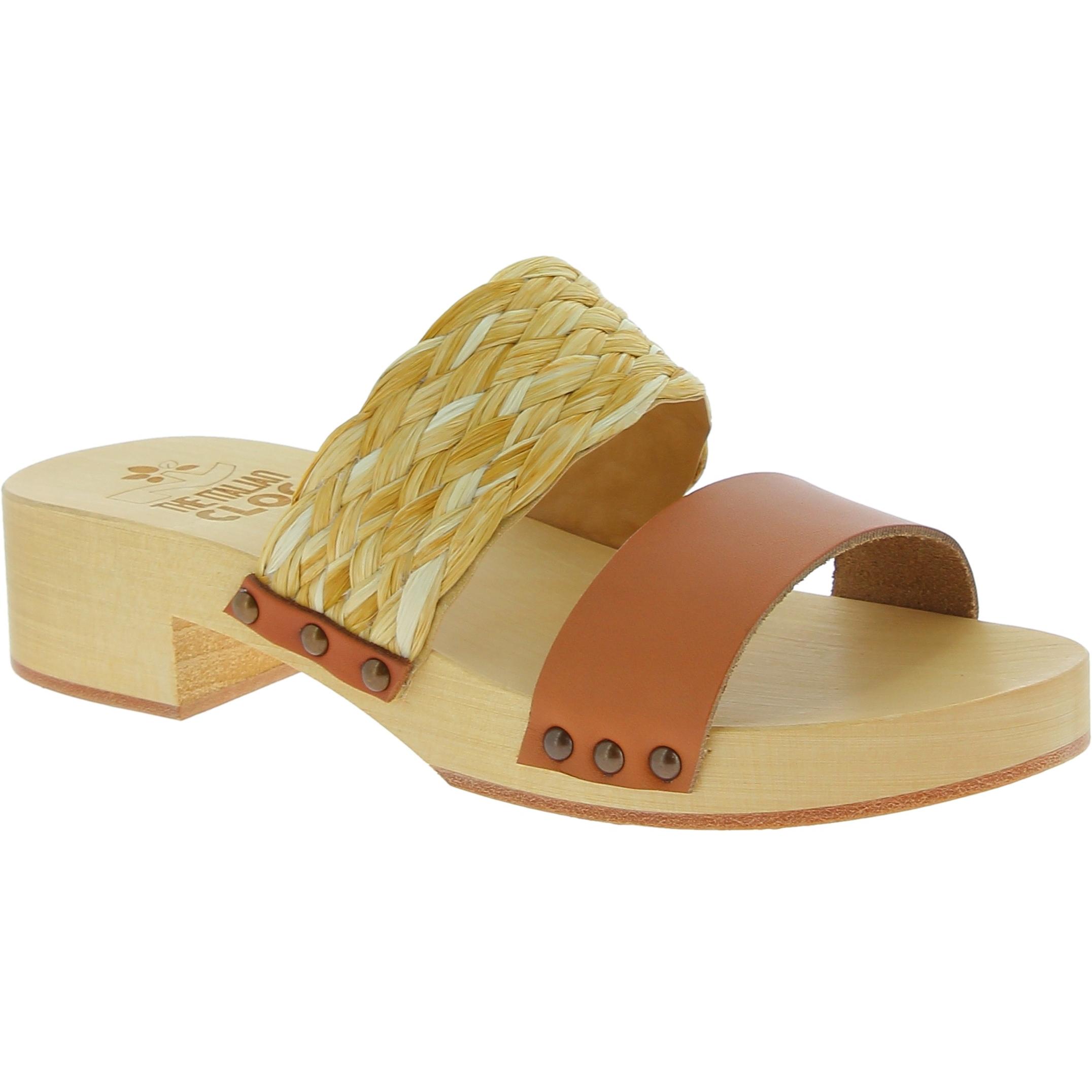 Sabot in legno da donna artigianali con fascia in rafia e pelle color cuoio