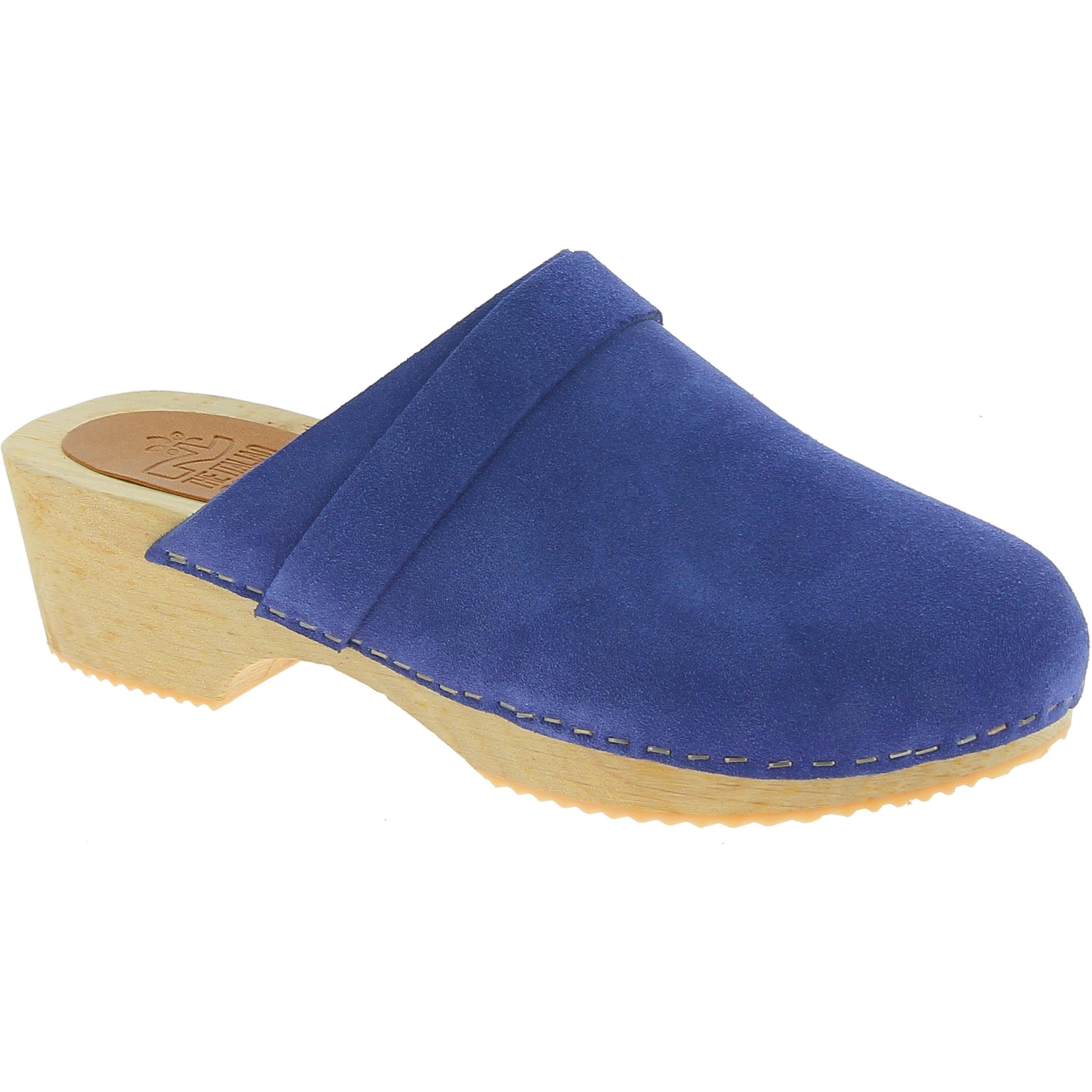 Wooden clogs for women with closed upper in blue suede leather