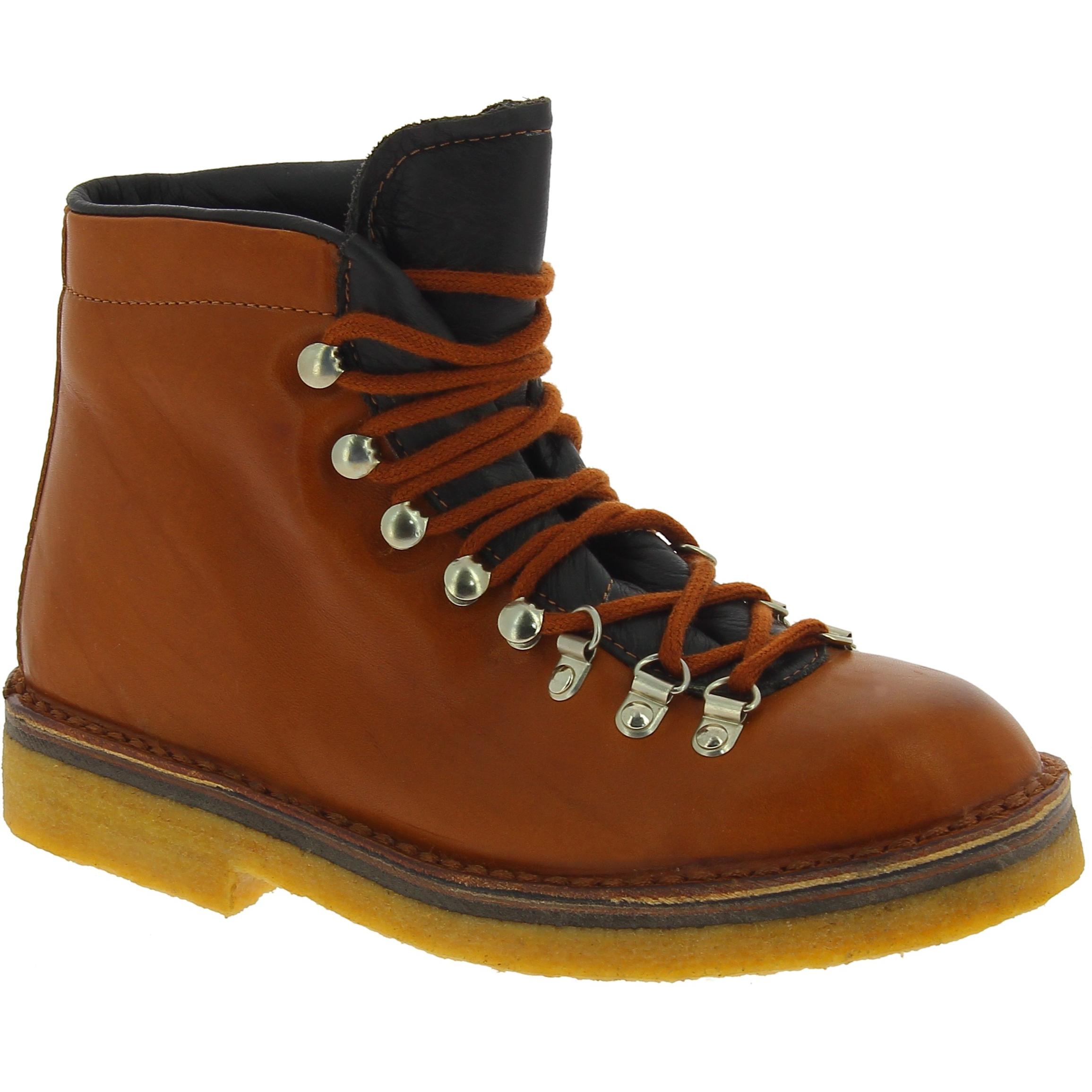 Women's mountain boot in tan leather with crepe sole