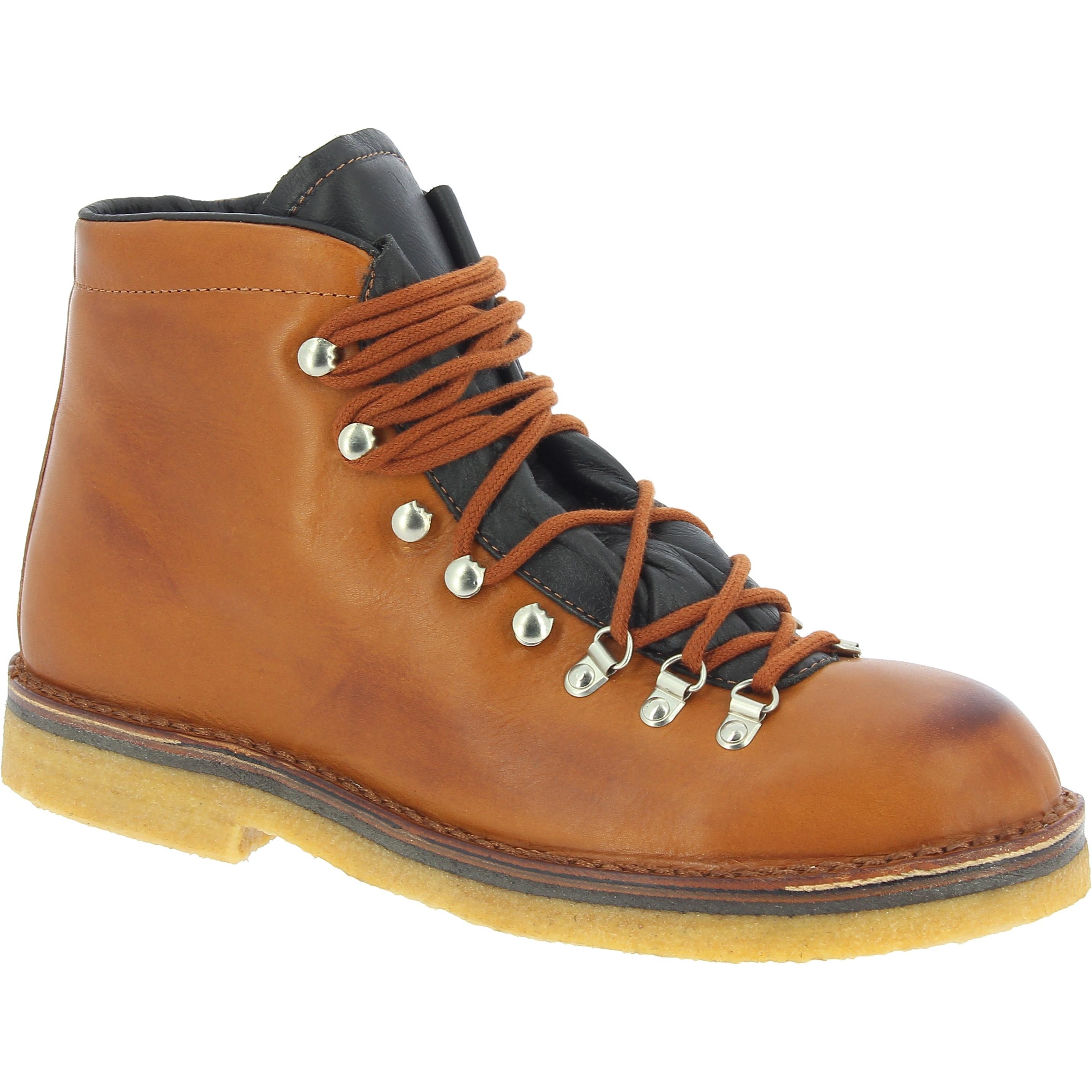 Men's mountain boot in tan leather with crepe sole