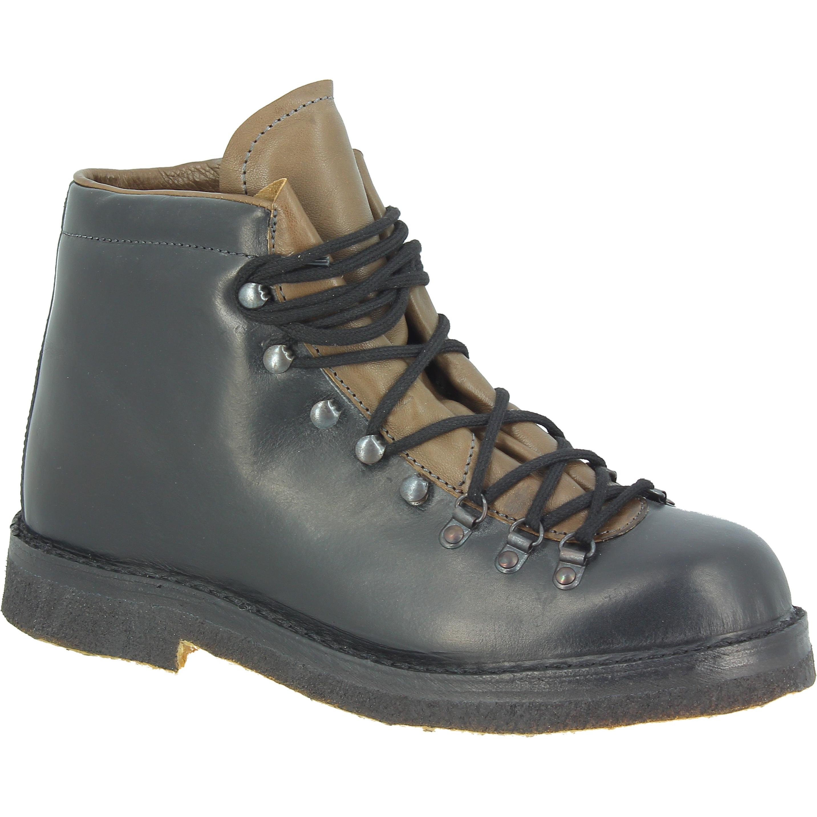 Bota de montaña unisexo en piel color negro con suela de crepe