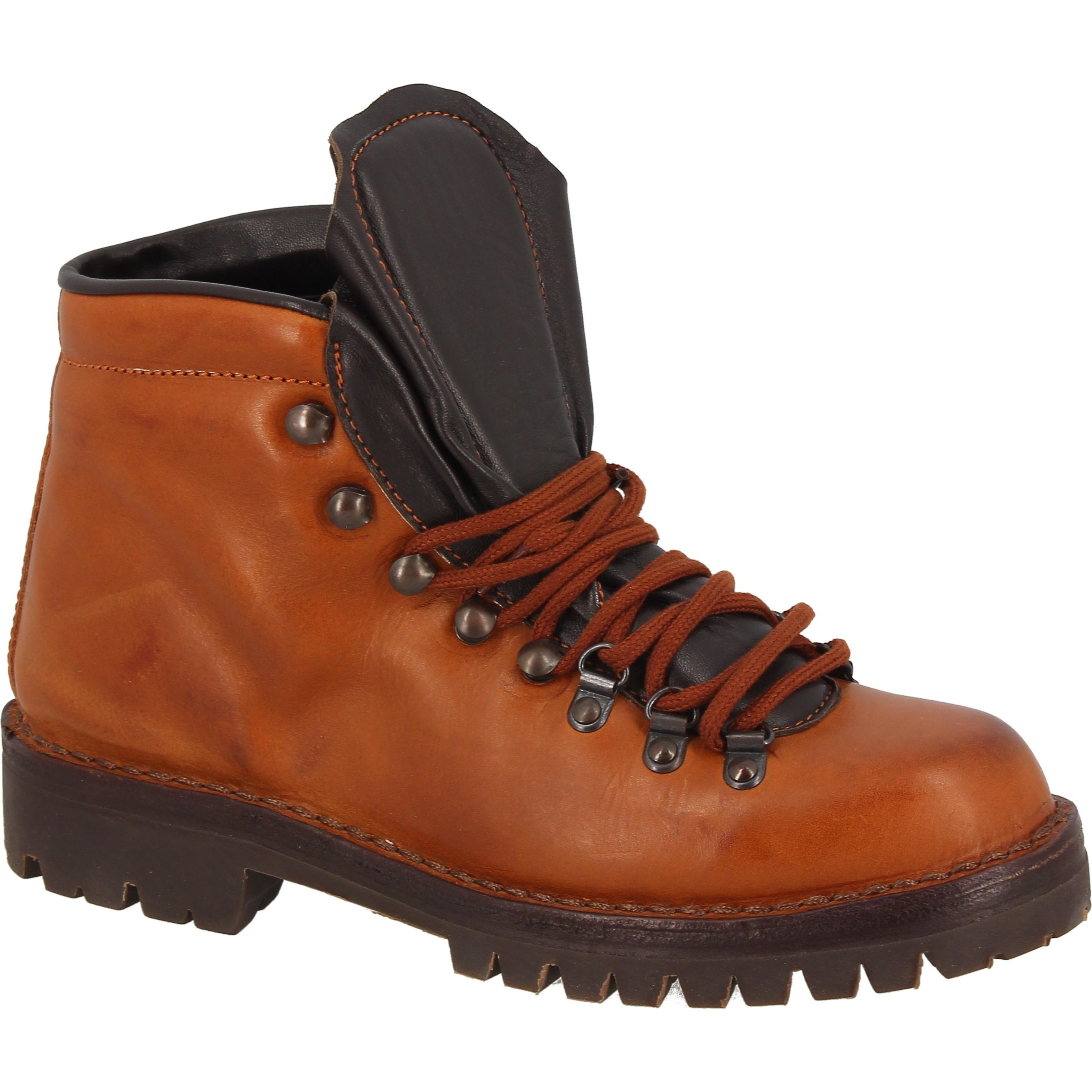 Mountain boot in vegetable-tanned leather in tan color