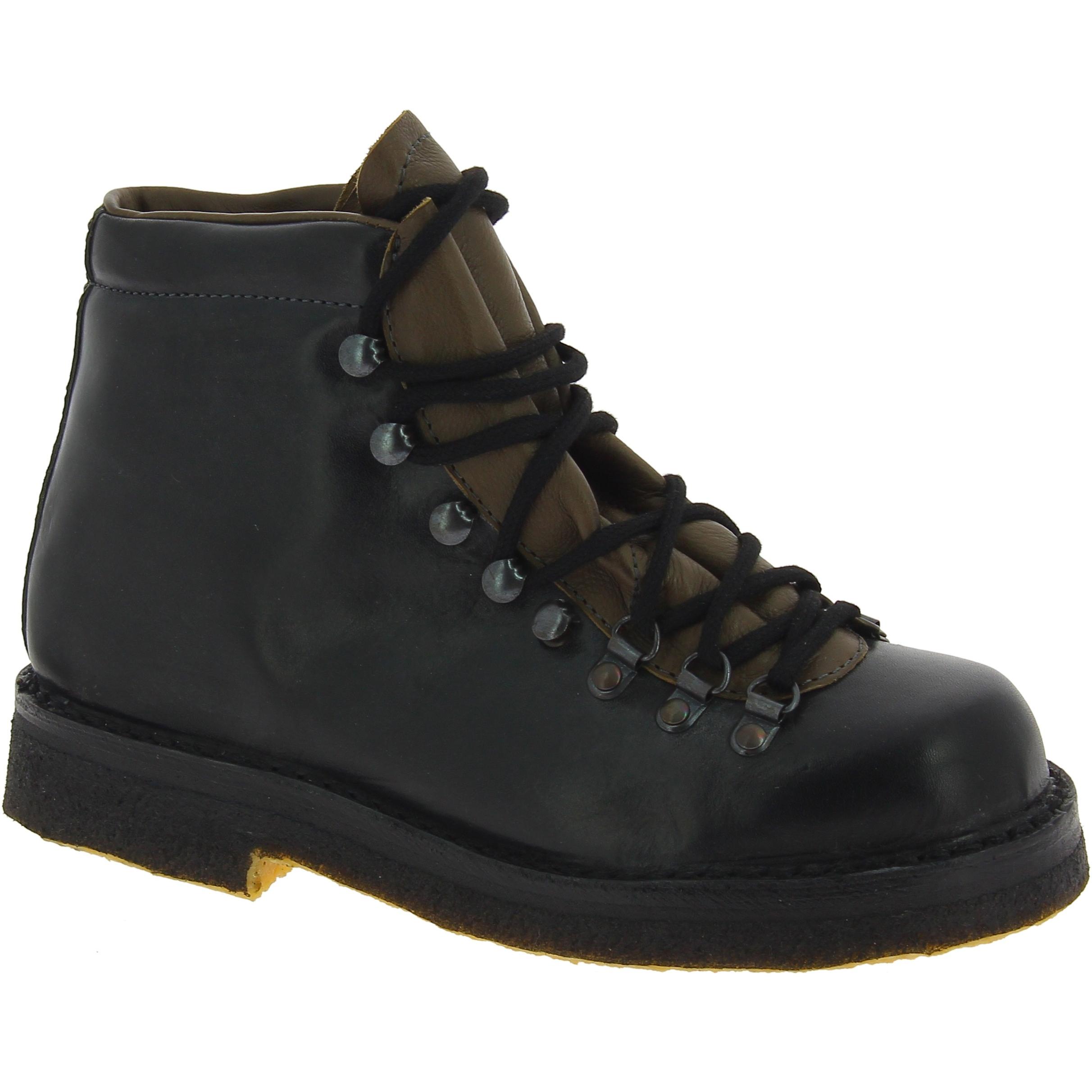 Women's mountain boot in black leather with crepe sole